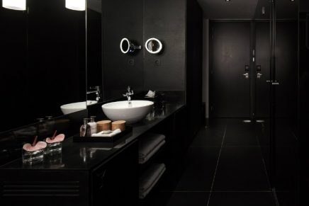 Zwarte badkamer