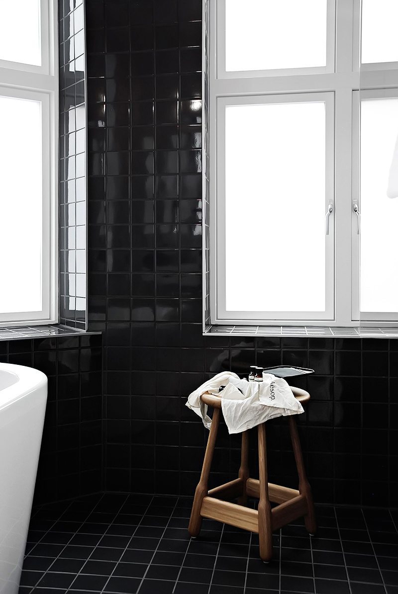 zwarte-badkamer-tegels