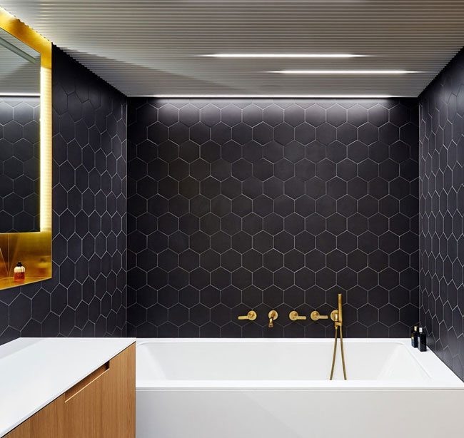 zwarte-hexagon-tegels-badkamer
