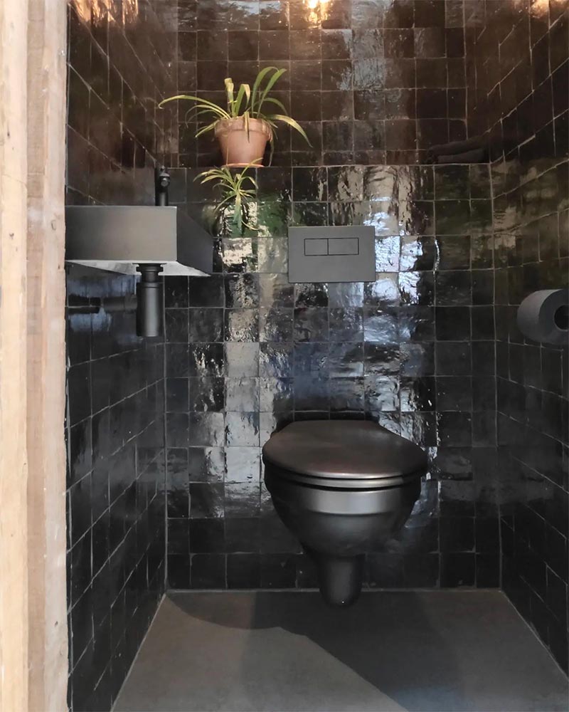 Dit prachtige toilet is te bewonderen in de showroom van Designtegels.nl - een volledig zwart toilet met niet alleen zwarte Zelliges tegels aan de wanden, maar ook een zwarte vloer, zwart hangtoilet, zwart bedieningspaneel en een zwart fonteintje met zwarte sifon!
