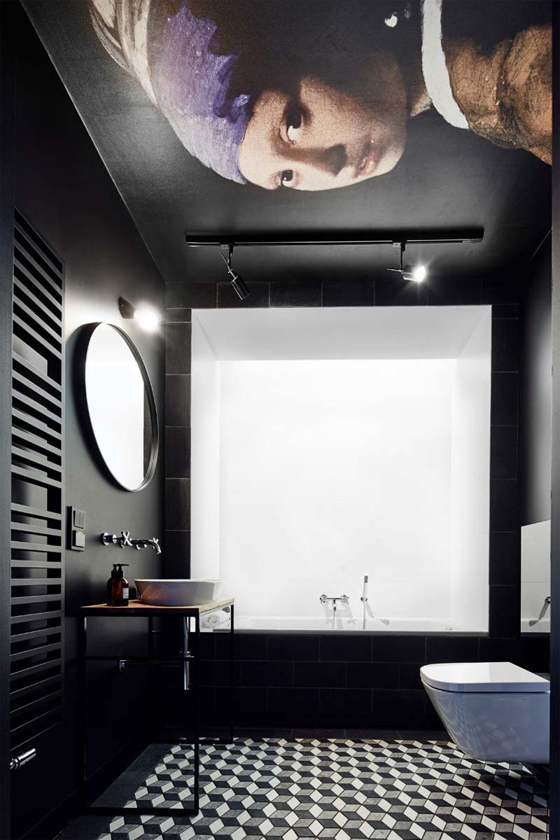 zwarte muren badkamer