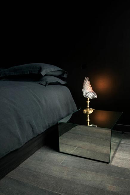 Zwarte slaapkamer van het Maison Champs Elysées hotel