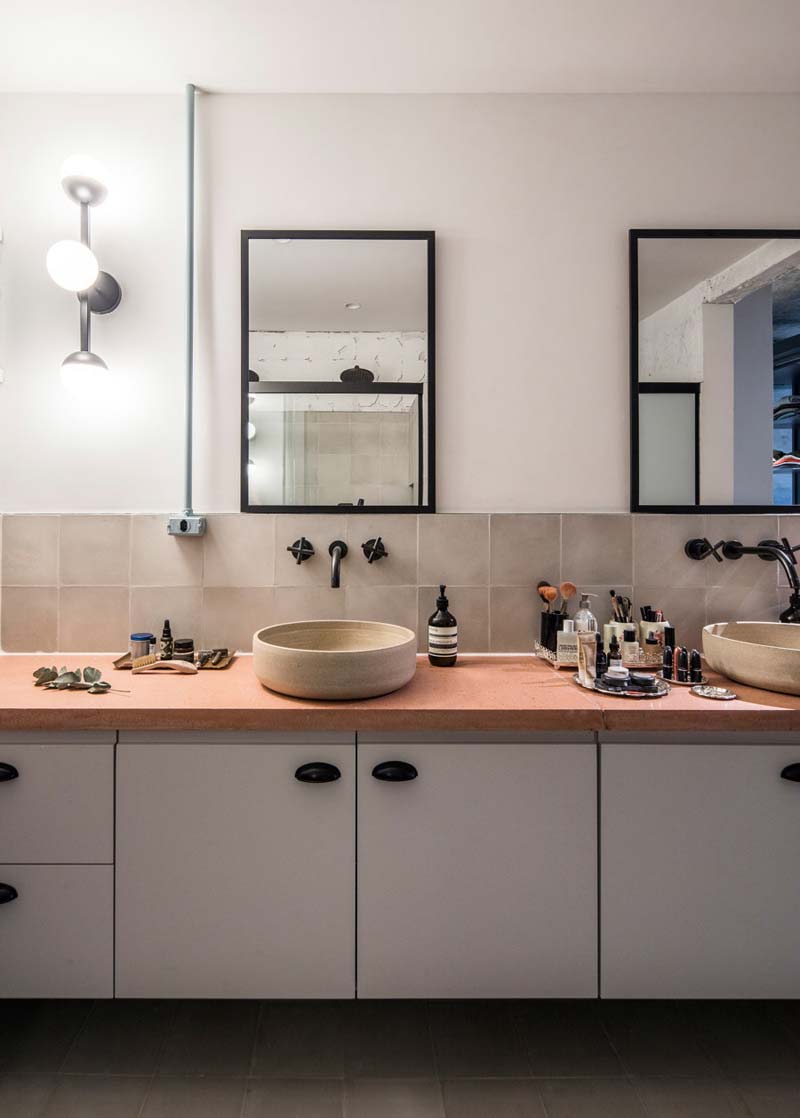 zwevende badkamermeubel dubbele waskom zwarte kranen en spiegels
